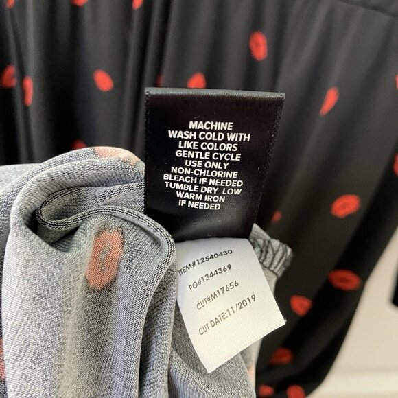 Torrid Size 00  Black Lipstick Kiss Skater Dress  V-neck EUC! - Picture 4 of 11